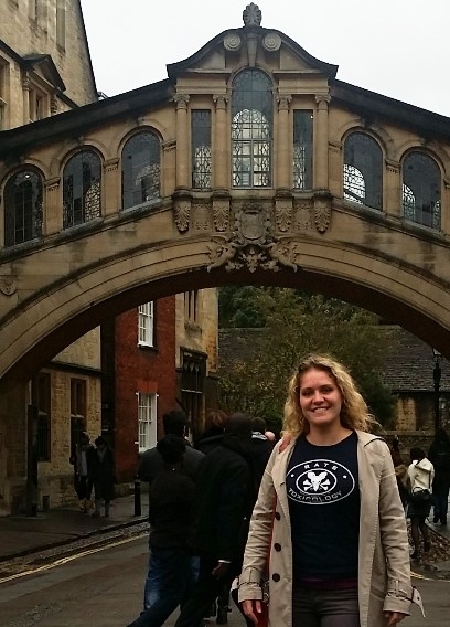 Thea, wearing a Rutgers Association of Toxicology (RATS) T-shirt, standing in front of the Bridge of Sighs at Oxford University